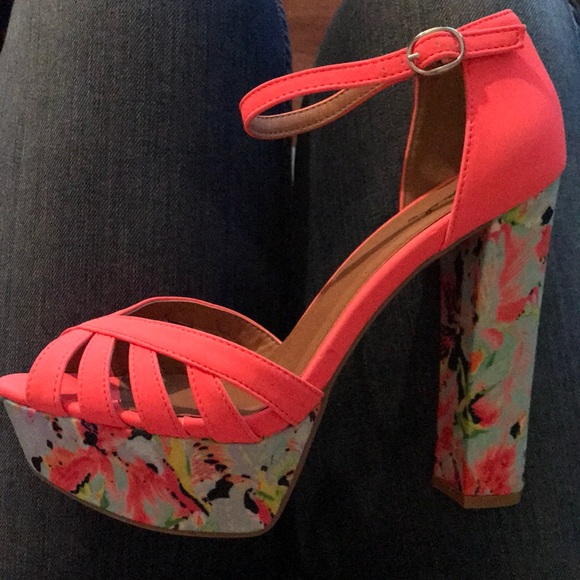 Floral pattern heels - Picture 2 of 4